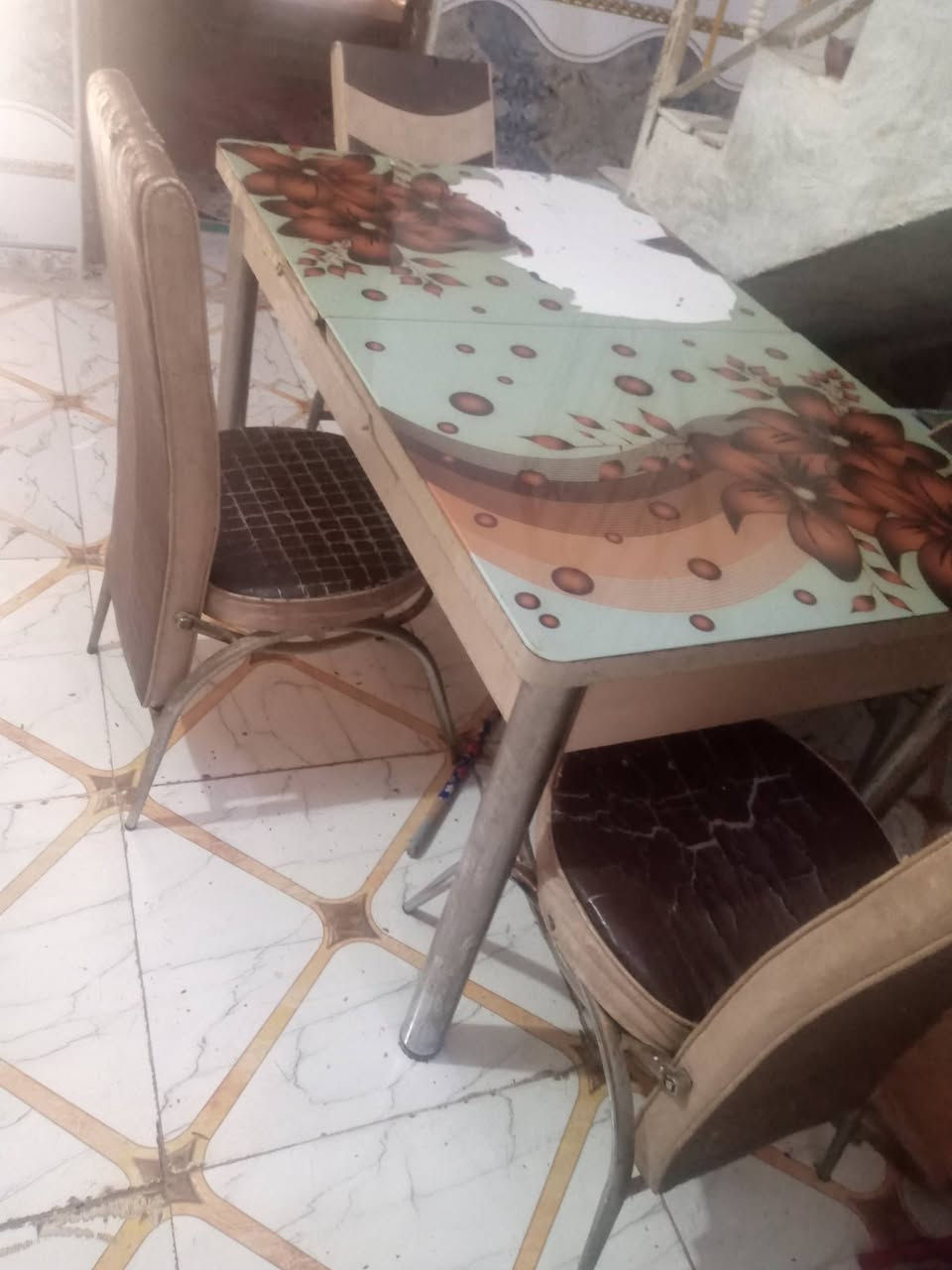 سلام وعليكم عندي ميز طعام للبيع ويا ٤ كراسي السعر 125 وبي مجال الرقم ***********
