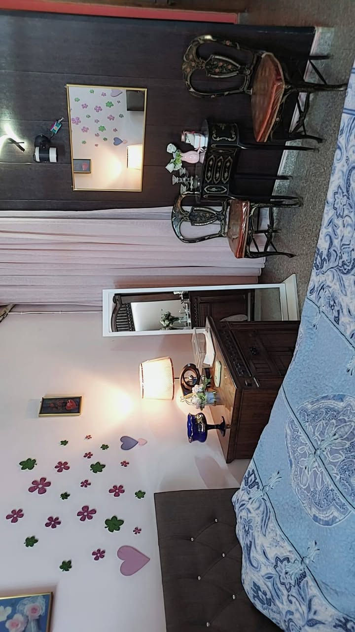 السلام عليكم دار للبيع ملك صرف طابو المساحه ٧٧ واجهه٥
غرفتين نوم بالطابق العلوي مع حمام 
الطابق الأرضي صاله وغرفة خطار 
مطبخ مفتوح هدية مع البيت
حمام
سبالت عدد 3 هديه مع البيت 
مع برانكيتات هديه 
عنوان الدار / شارع المغرب /فرع صيدلية بيت الدواء 
سعر البيت 435قفل 
رقم الهاتف ***********
