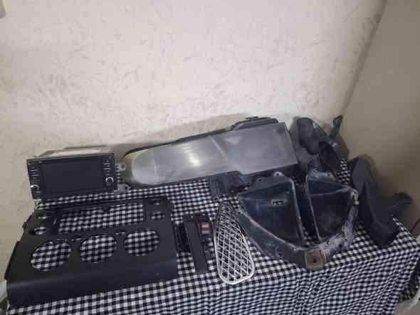 السلام عليكم 
غراض FJ للبيع 
١- سبيسر انج وربع ١٠٠ الف
٢-تعلاية لوي خلفي ٣٠ الف
٣-شباك ٢٥ الف
٤-مازدا جهة اليمين ٢٥ الف
٥- مسجل شاشته مكسوره ١٥ الف
٦-اطار مسجل ٢٠ الف
٧-درع بطانة جاملغ  عدد٢ ١٠ الاف
٨-دكت تبريد ٣ قطع ١٥ الف
٩- يدة قفل باب السايق ١٠ الاف
١٠-هوائية  ٥ الاف
***********
