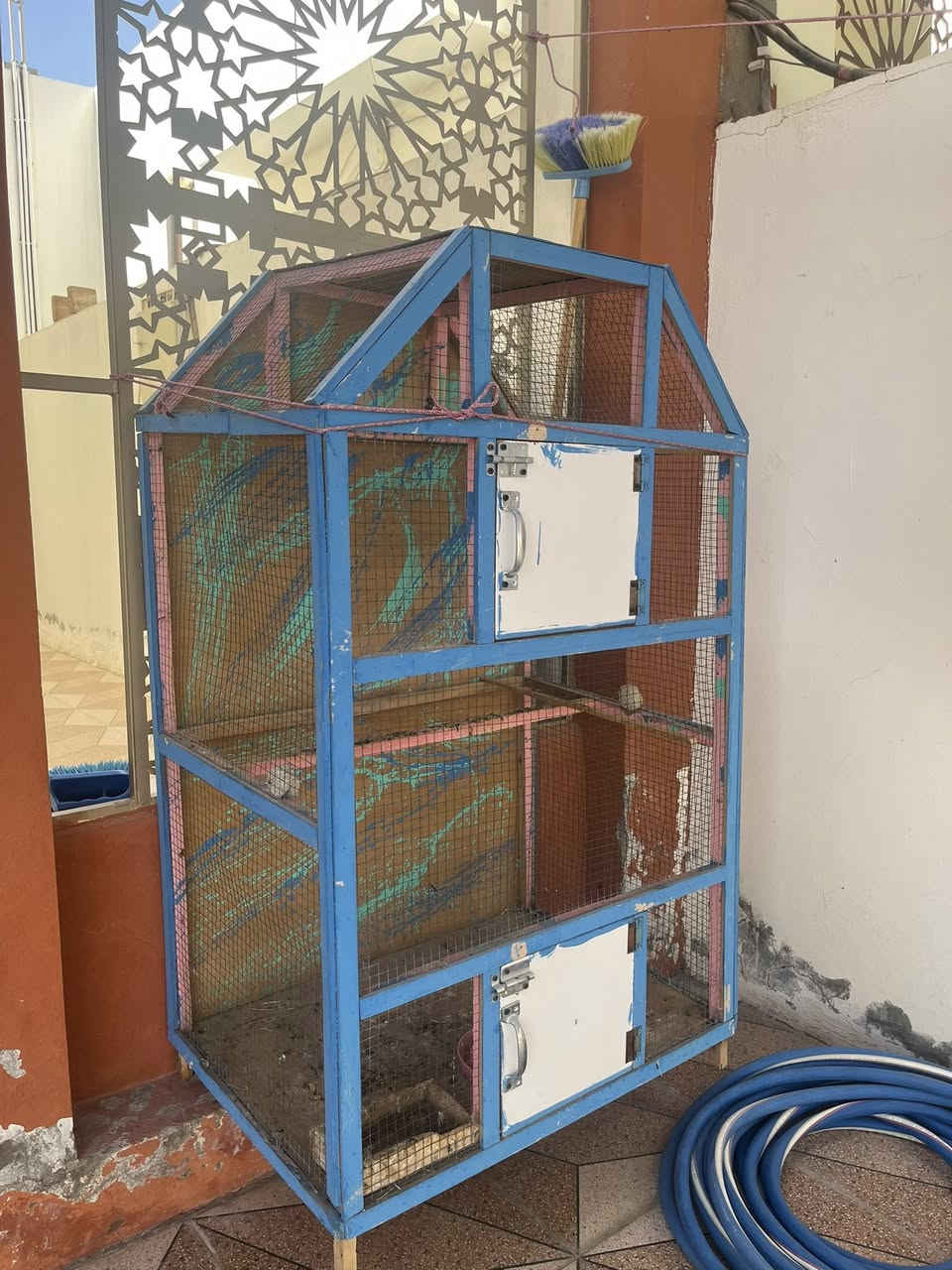 قفص خشب للبيع السعر 25 وبي مجال تكدر تراسلني مازنجر او عل رقم***********
