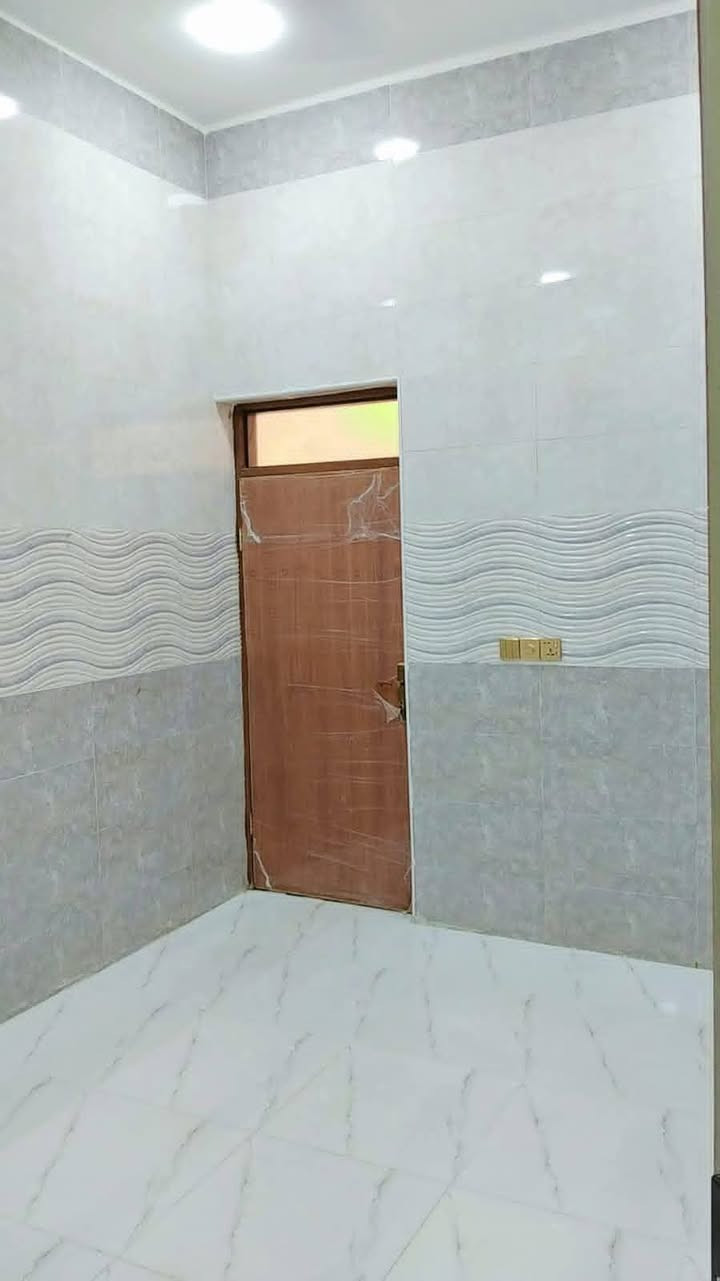 يتوفر الدينا بيت للبيع في ابي الخصيب حمدان طابو زراعي عراقي سند 25وكله ونسخه من طابو مباشر تكاتب معا ابو طابو عراقي موجود مساحة البيت 100 م مربع 10في10 يحتوي على 2غرف منام وصاله اوديوان اومبطخ اوكراج بيت بناء جديد شغل دراجة أولى جميع الخدمات منطقة متكاملة ثاني بيت عن تبليط سعر البيت 60مليون وقابل اللتفاوض مكان كلش حلوة إلا ستفسار رقم الهاتف *********** على شارع 9متر قير مسكون جاهز للسكن مكان كلش حلوة
