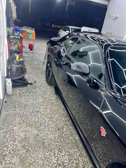 جالنجر 17
مكينه ٦

ماشيه ٩٠ ميل

السياره بدون ايرباك 

بيها جاملغ وشويه من البنيد

وهنا بيها جاملغ خلفي انصبغ 

والجاملغ الثاني صار بي بارد

موصفات عاديه

بأسم شركه تروح ثاني يوم تحول 

للبيع او مراوس حسب القناعه 
***********
