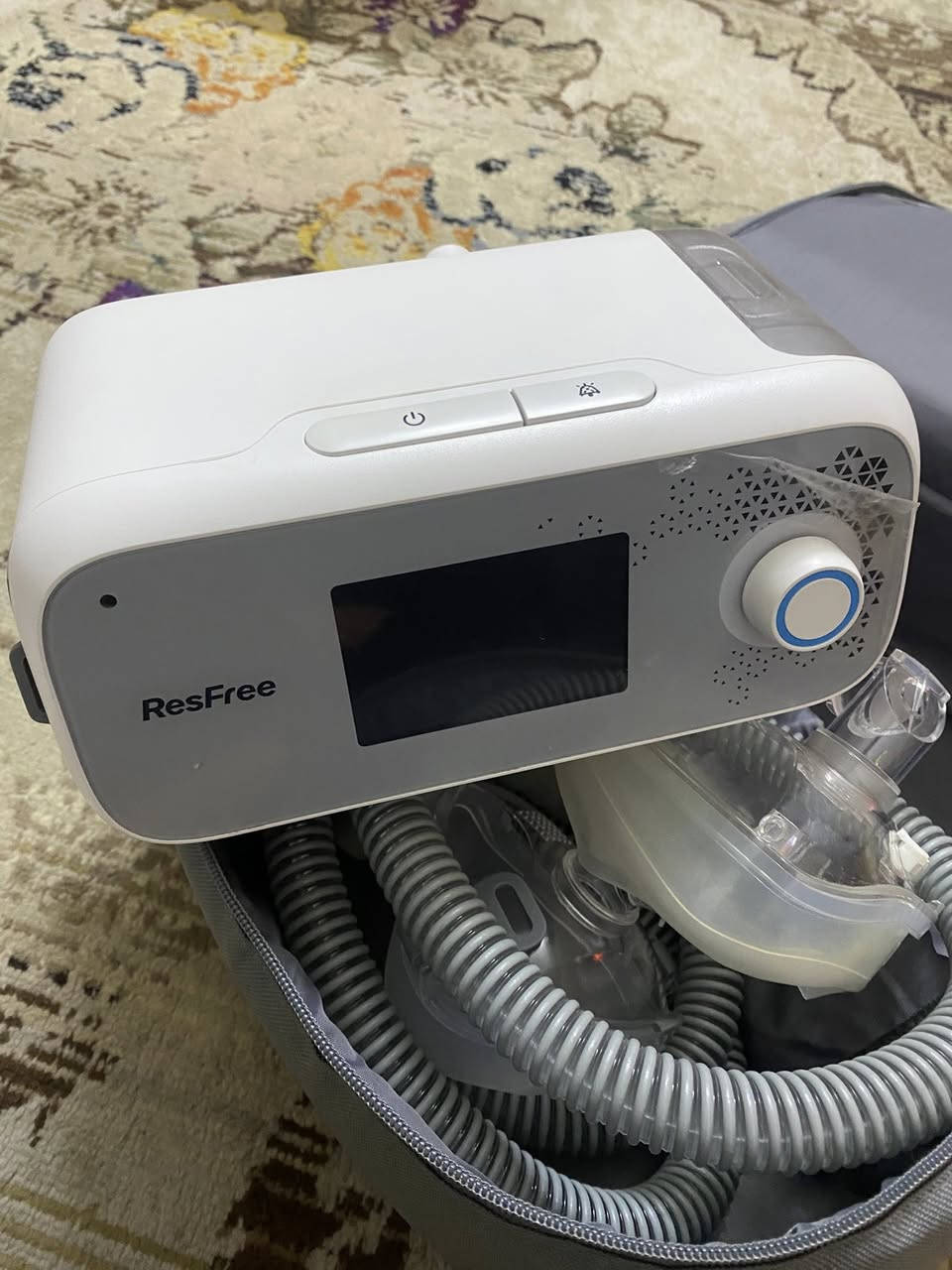 � للبيع: جهاز تنفّس CPAP أصلي – ResFree Model 25F 🔷

📌 الوصف:
جهاز تنفّس CPAP / Auto CPAP أصلي من ماركة ResFree، موديل 25F، يُستخدم لعلاج توقف التنفّس أثناء النوم (Sleep Apnea)، نقص الأوكسجين، الشخير الشديد، ومشاكل التنفّس أثناء النوم.
الجهاز مو جهاز بخار، وإنما جهاز تنفّس علاجي متقدم.

📌 يفيد بشكل خاص:
✔ مرضى مشاكل القلب
✔ مرضى نقص الأوكسجين
✔ مرضى ضيق النفس ومشاكل الرئة
✔ حالات الشخير الشديد
✔ الأشخاص اللي يعانون من توقف النفس أثناء النوم
✔ يساعد على تحسين التنفّس وتقليل الجهد على القلب أثناء النوم
✔ يحسّن جودة النوم ويقلل التعب والخمول

📌 مميزات الجهاز:
✔ جهاز أصلي وحديث
✔ شاشة عرض رقمية واضحة
✔ يعمل بنظام ضغط هواء ثابت / أوتوماتيكي
✔ يساعد على فتح مجرى التنفّس أثناء النوم
✔ يقلل الشخير ويحسّن جودة النوم
✔ مناسب للاستخدام المنزلي
✔ هادئ جدًا أثناء التشغيل
✔ سهل الإعداد والاستخدام
✔ مناسب للرجال والنساء

📌 الملحقات:
✔ الشنطة الأصلية
✔ الخرطوم الأصلي
✔ جميع القطع الأساسية موجودة
✔ جهاز نظيف ومرتب

📌 الحالة:
مستعمل استعمال خفيف – نظيف جدًا – شغال 100% بدون أي مشاكل

💰 السعر: 800 الف دينار (قابل للتفاوض المعقول)

📍 الموقع(بغداد)
 📞,هاتف (***********)
