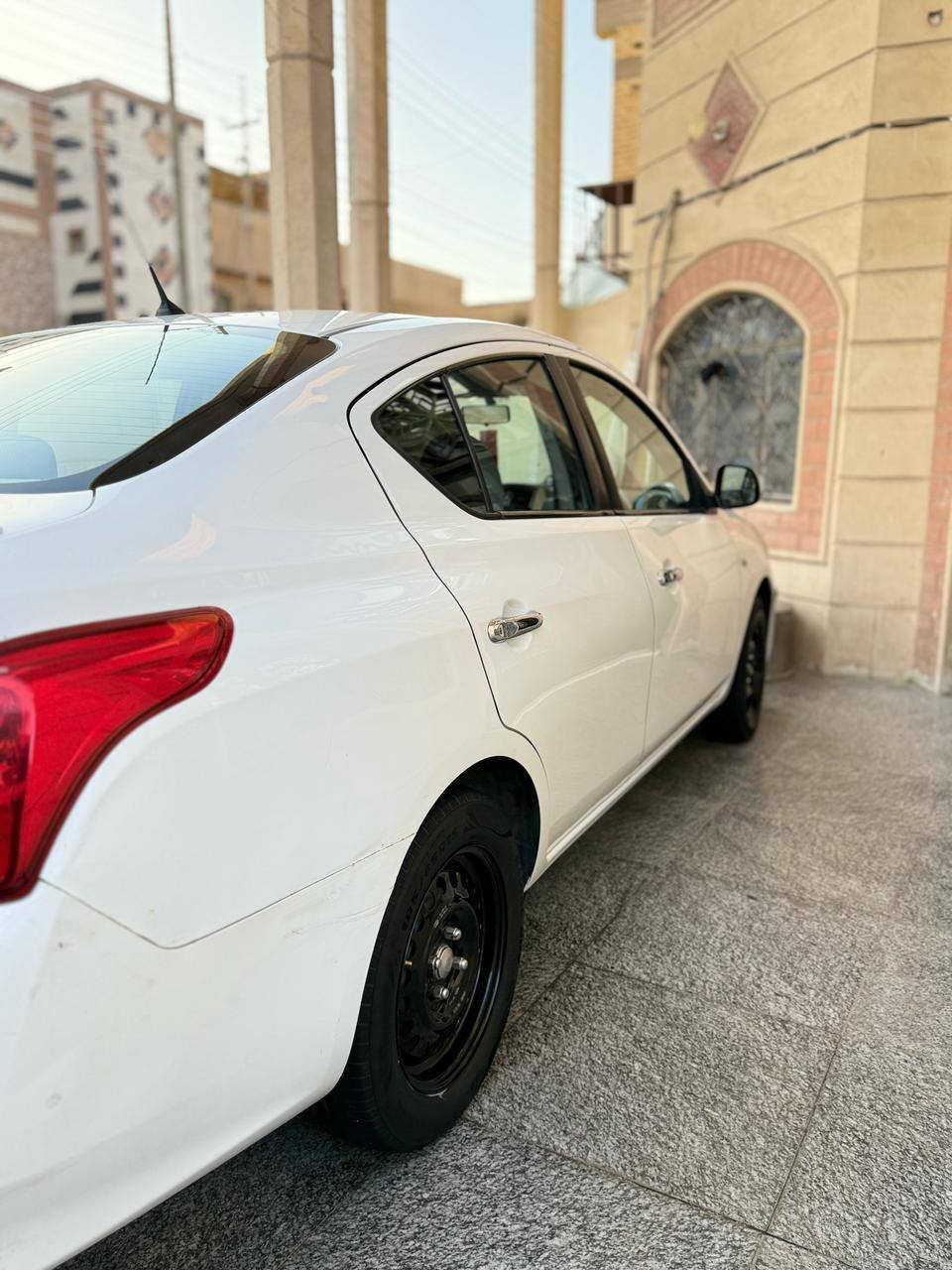 السلام عليكم 
نيسان صني هندي  موديل 2021 السياره بيها بارد بسيط في الجاملغ الخلفي الايمن فقط ماشيه 100 الف كيلو سنويه بشهر 7 تنتهي بأسم شركه السياره نضيفه وجاهزه استخدام شخصي  مكان السياره البصره الجنينه 
السعر 115 وبيها مجال بسيط 
***********
