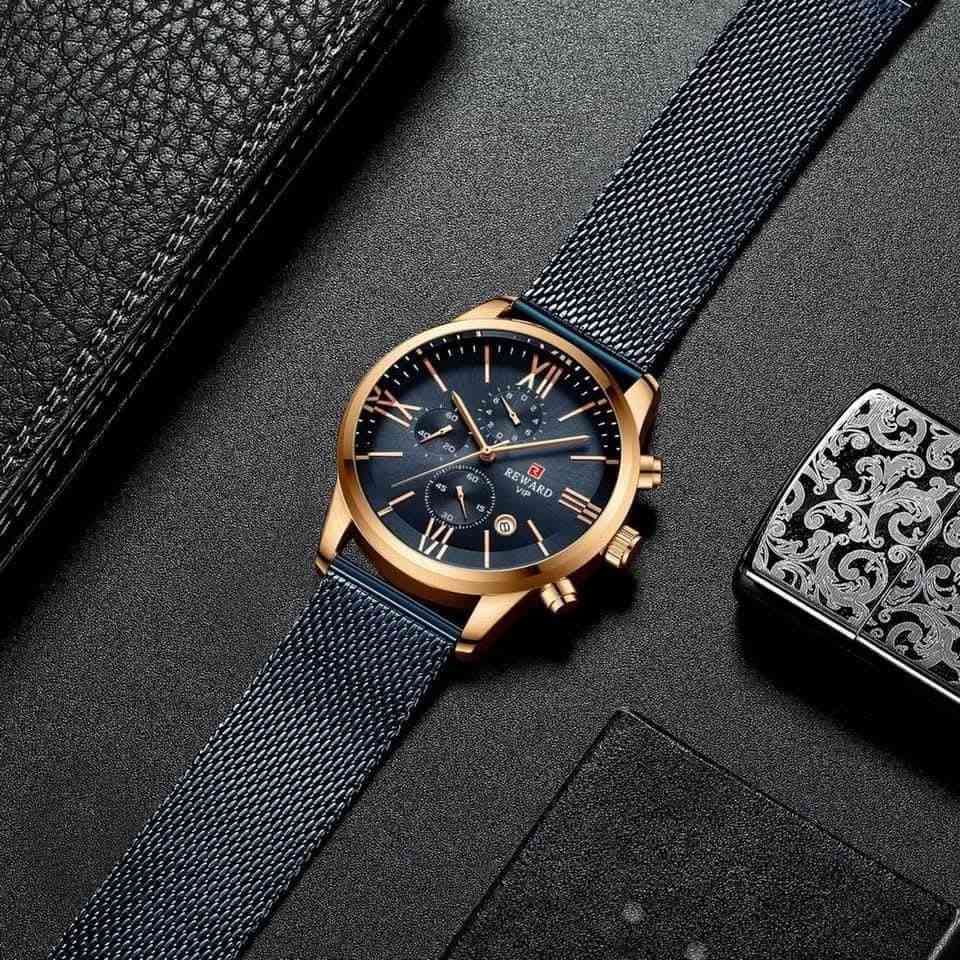 الماركة (Brand)
​الاسم: REWARD (موديل VIP كما هو موضح على الميناء).
​المواصفات والتصميم (Specifications & Design)
​الهيكل (Case): مصنوع من الفولاذ المقاوم للصدأ ومطلي باللون الذهبي الوردي (Rose Gold) اللامع.
​الميناء (Dial): يأتي باللون الأسود غير اللامع (Matte Black)، مع علامات ساعات تجمع بين المؤشرات الخطية والأرقام الرومانية (مثل الرقم IX و XII و VI) باللون الذهبي الوردي.
​الحزام (Strap): حزام معدني شبكي (Mesh Band) باللون الأسود، يتميز بالأناقة وسهولة الضبط.
​العقارب: عقارب نحيفة ومضيئة جزئياً باللون الذهبي الوردي لتتناسق مع الهيكل.
​الوظائف والميزات الظاهرة (Features)
​كرونوغراف / عدادات فرعية (Chronograph): تحتوي الساعة على ثلاثة عدادات فرعية داخلية لحساب الوقت (دقائق، ثوانٍ، وأجزاء من الثانية أو تنسيق 24 ساعة).
​نافذة التاريخ (Date Window): توجد نافذة دائرية صغيرة لعرض التاريخ 
​أزرار التحكم: تحتوي على التاج الرئيسي في المنتصف لضبط الوقت، يحيط به زرّان علوي وسفلي لتشغيل وإيقاف وإعادة ضبط العدادات الفرعية (الكرونوغراف).


**إذا كنت صاحب هذا الإعلان وتريد حذفه لأي سبب، رجاءا أرسل رسالة إلى الدعم الفني**