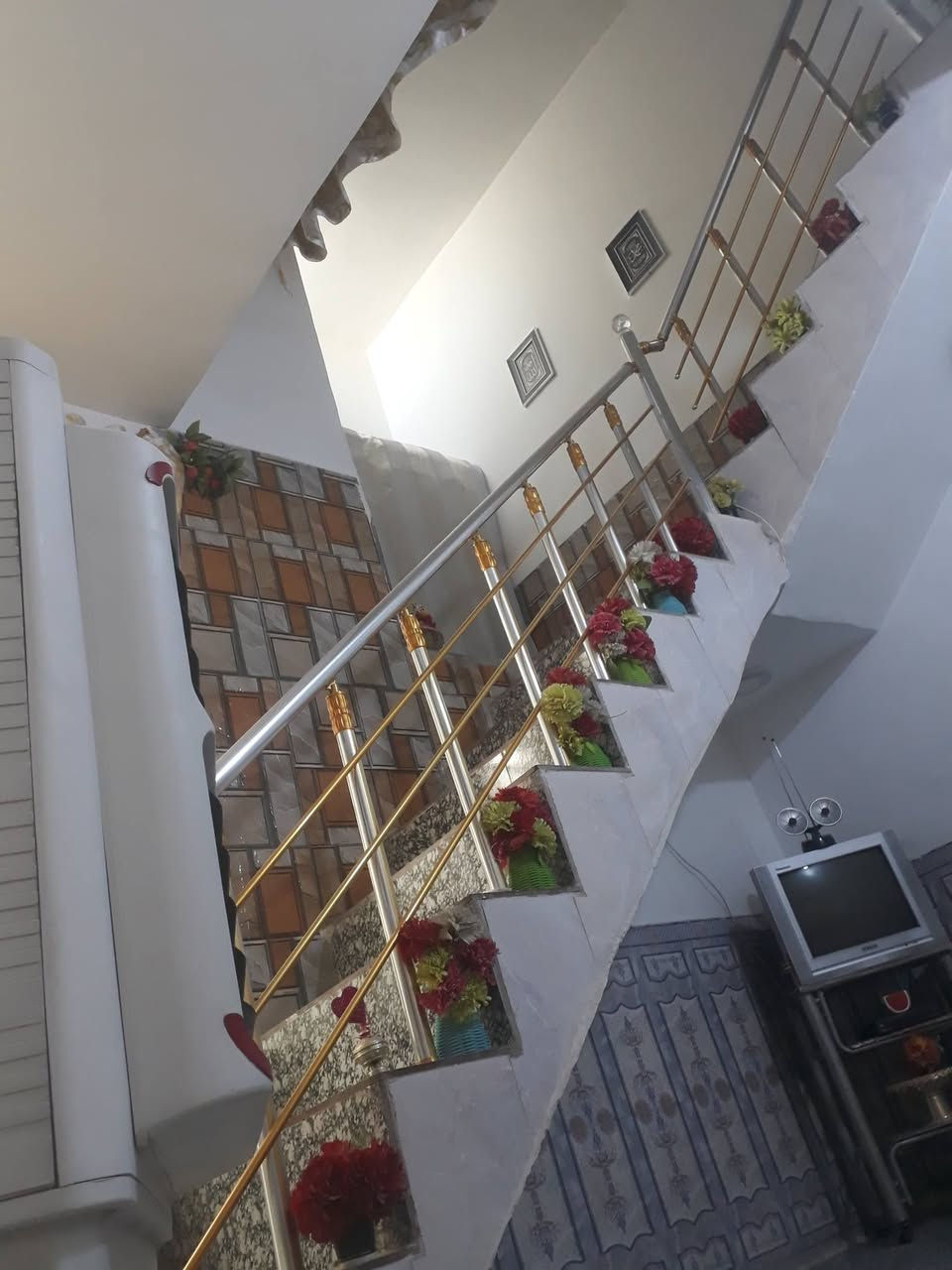 السلام عليكم بيت اللبيع    100  متر مربع 10x 10 يحتوي على غرفه وصاله  وهول مطبخ وصحيات خارجية ودخاليه خلف بانزين خانه رابع فرع ***********
