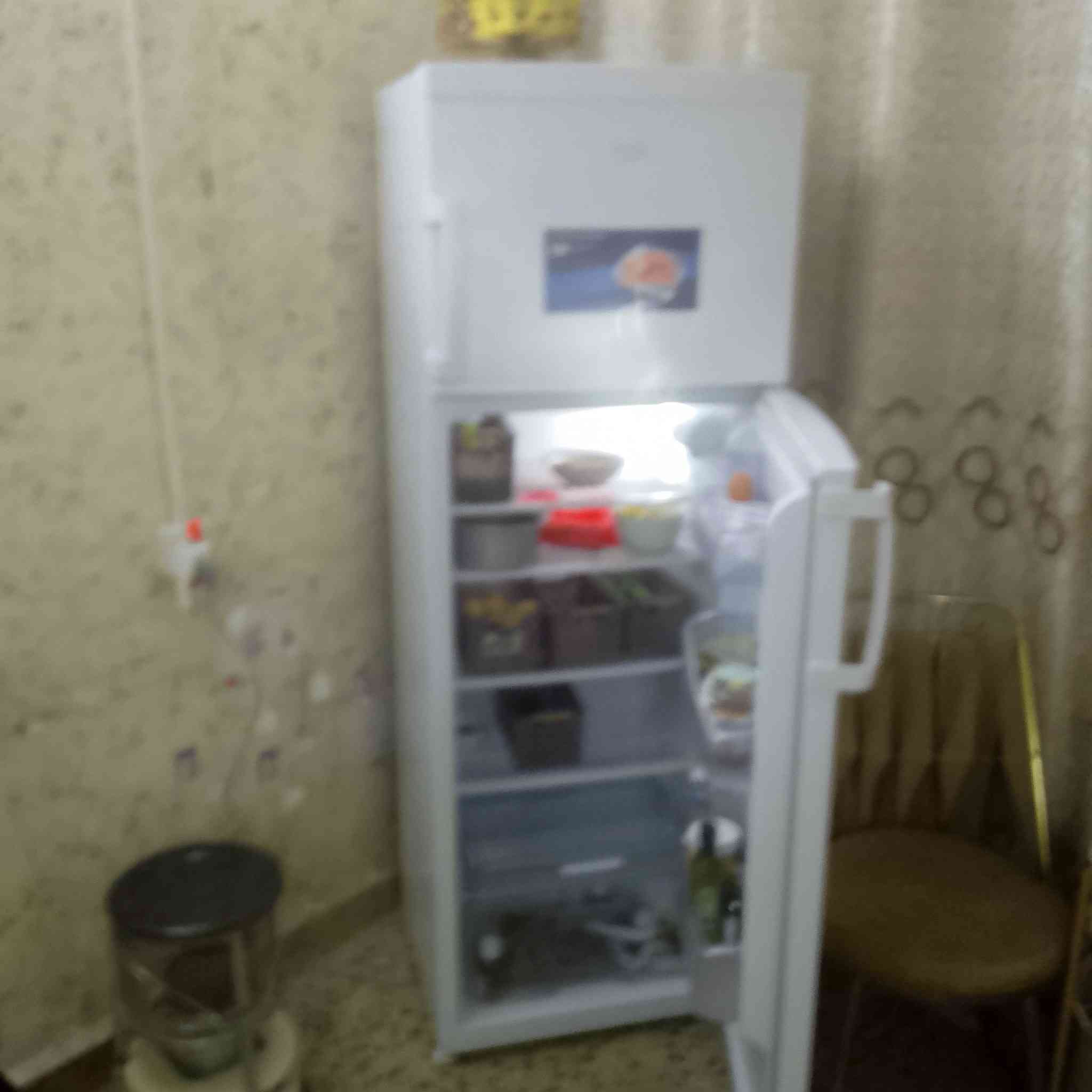 ثلاجة حجم كبير للبيع
استخدام شهر واحد فقط للأمانة جديدة جداً 
مكانها الأعظمية/السفينة للاتصال ***********
غير متواجد على الفيس
