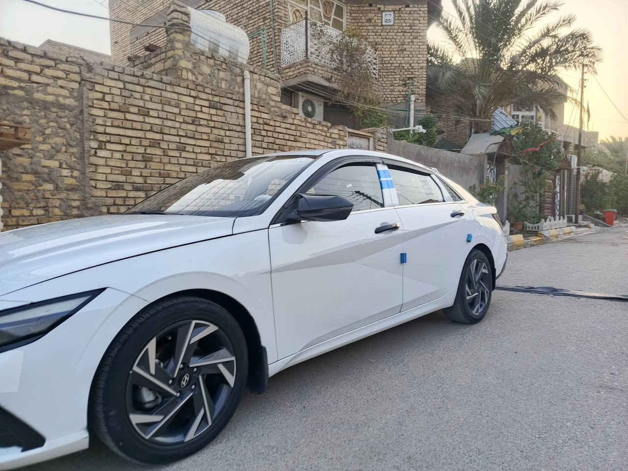 السلام عليكم ورحمة الله وبركاتة 
مكلف بالنشر اي تفاصيل اتصل على صاحب السيارة 
ألنترا موديل 2024 تجميع صيني ماشية64ألف محرك 1600
داخل جلد احمر  گير ومحرك وحدادية مكفولة تبريد ثلج 
رقم بغداد باسم الولد نفسة تحويل مباشر بيهه بارد بسيط في باب السايق فقط ودحجه خفيفه فقط بالجاملغ الايمن مامصلحهه 
مواصفات بصمة وفتحة وشاشة سيارة جاهزة مابيهه اي نقص 
مكانهه ناصرية الاسكان الصناعي 
للاتصال«***********»
