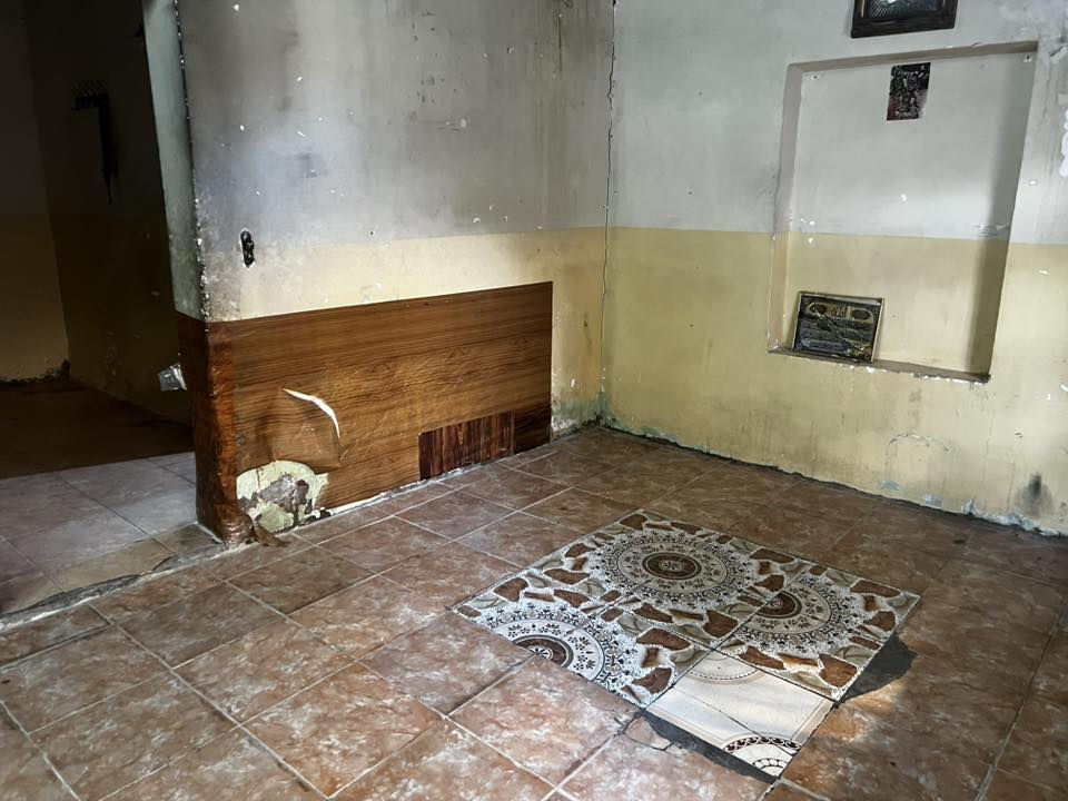 سلام عليكم بيت اليجار في 5ميل بيت نضيف بي غرفه نوم 1وصاله ودوانيه ومطبخ وصحيات وطارمه الستفسار على الرقام تاليه 
***********//***********
عقارات ابو علي الجابري
