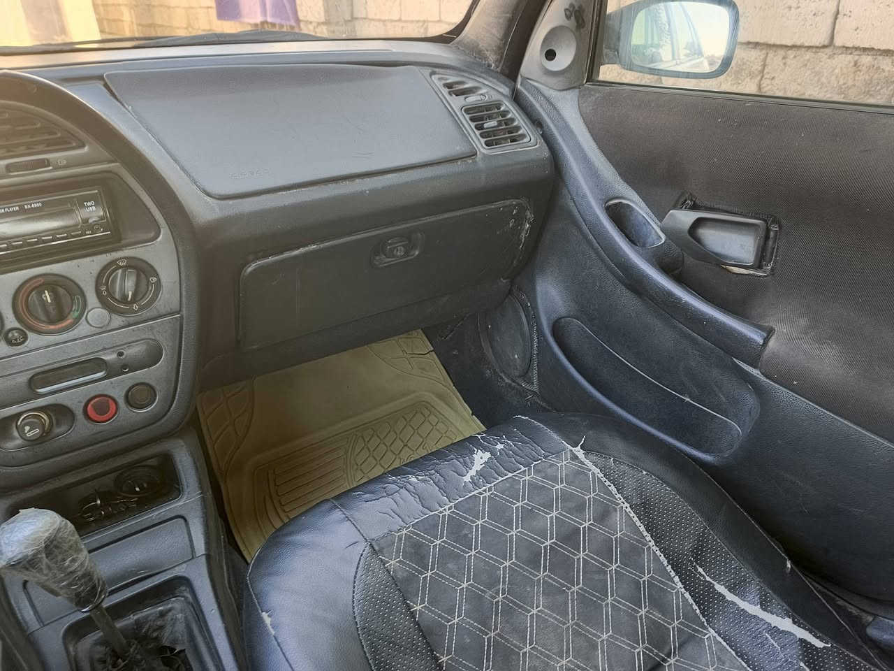 السلام عليكم. بيجو 2002السياره غير حره(مطلوبه) 
كير محرك فول تخم تاير جيد صدر نص عمر السياره شغاله وخير من الله السعر المطلوب 20وبيه مجال 
***********
