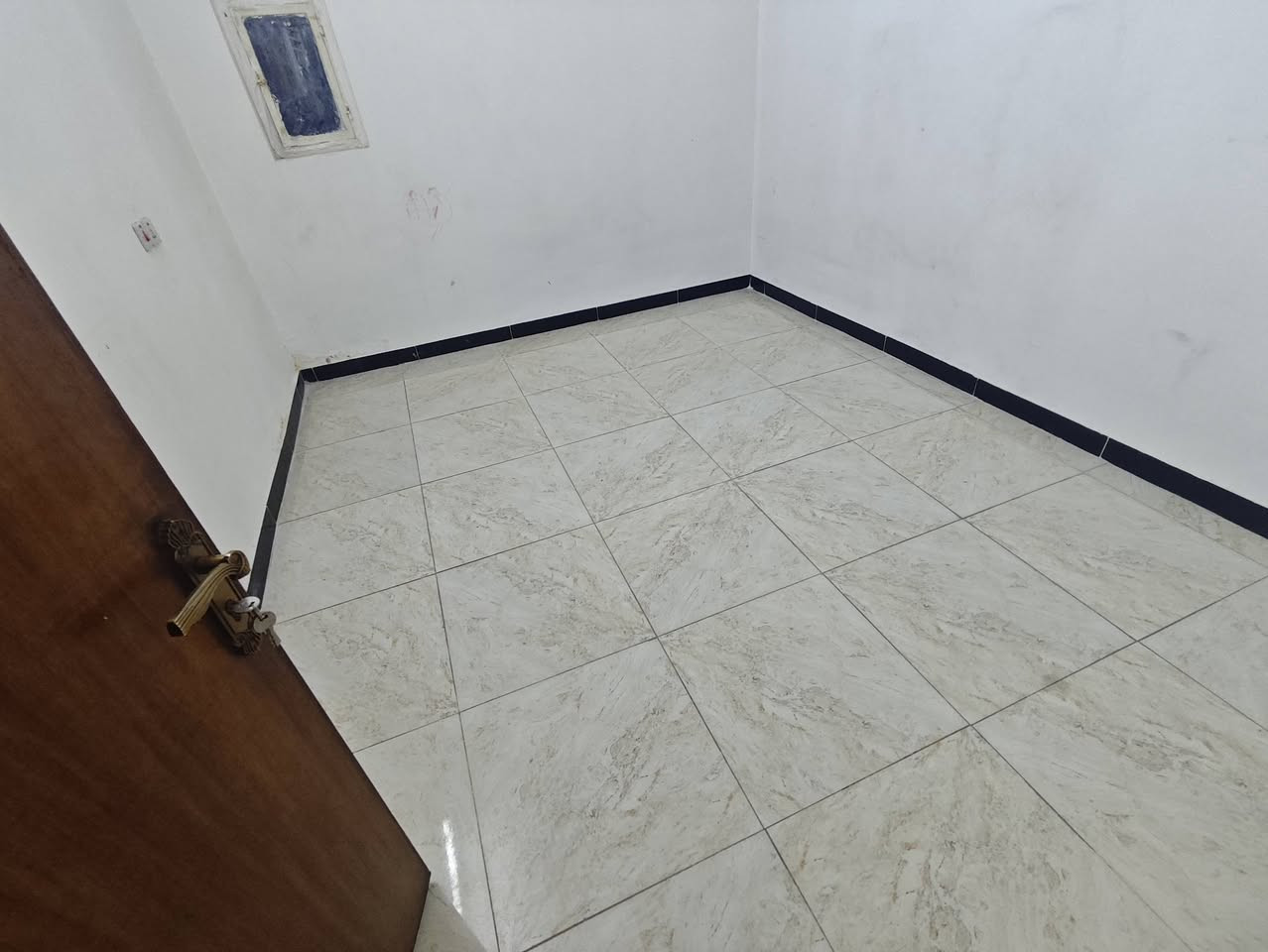 #للايجار___في___السيديه

شقة طابق اول تحتوي على 
2غرف نوم وصاله ومطبخ وخدمات 
السعر. 425 الف
للاستفسار الاتصال     ***********
