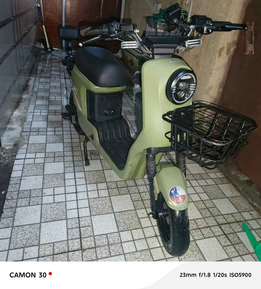 سلام عليكم✌
دراجة شحن ريان 
نضيفة بطاريات 🔋جديدة (ولي) 
ملف 1200
خمس بطاريات 🔋
جاملغ خلفي مكسور 
دكمة هورن+بك تحوير 
سعر 250 بيهة مجال 
مكاني بياع رسالة الاولى 
📱***********
