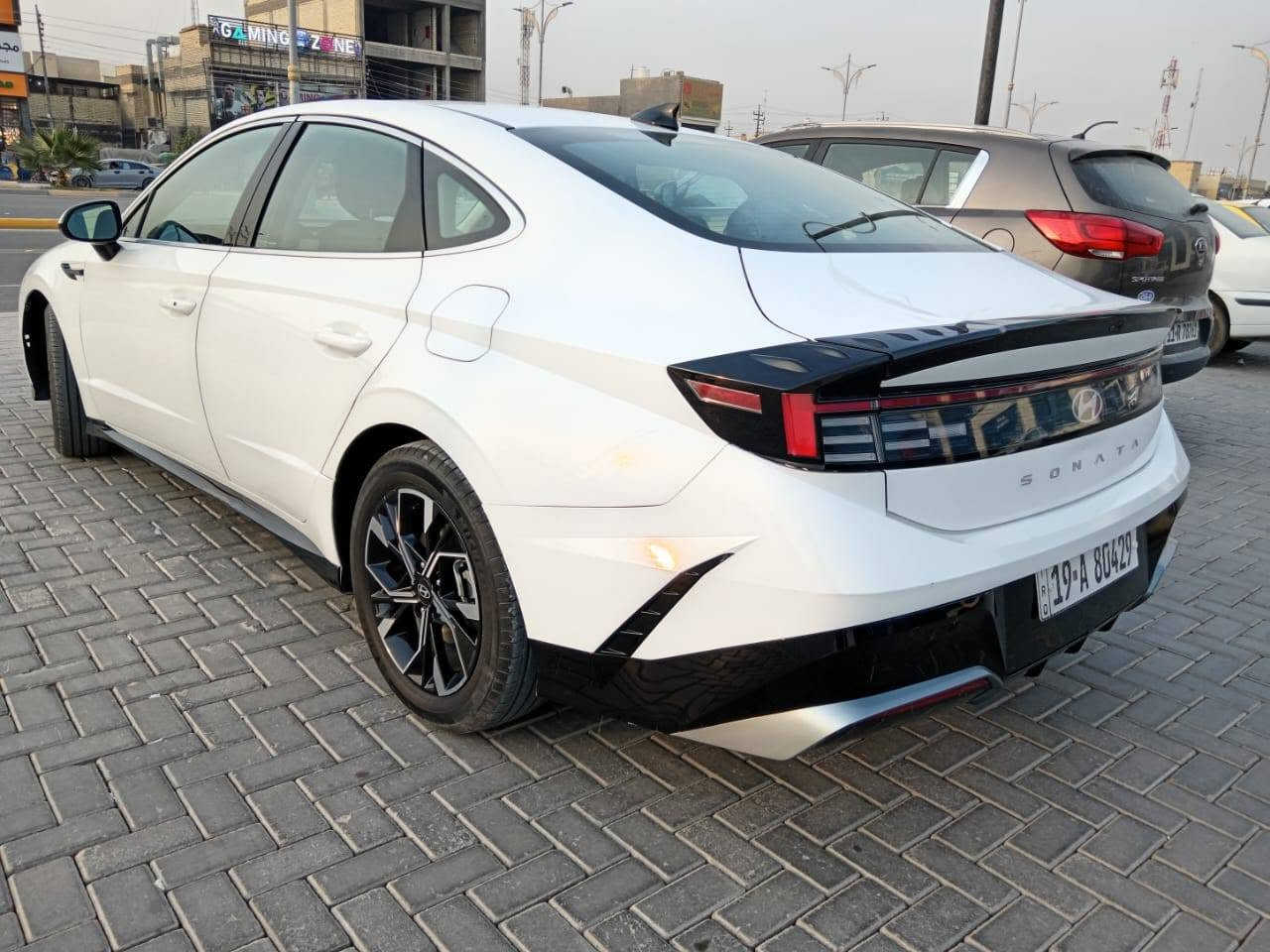 مراوس فقط كراون حديث  الئ عنده يجيني خاص السكن بصره *********** السياره بس باب ومبدل
