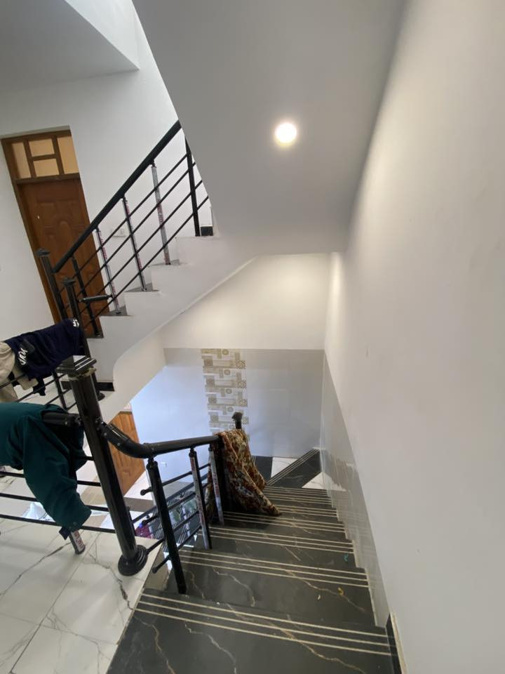 السلام عليكم بيت 70 متر  طابقين
هول

مطبخ 

حمام 

غرفه في الطابق الارضي 

غرفتين وحمام في الطابق الثاني 

زراعي سند ٢٥  

البيت زيرو وغير مسكون 

العنوان / الشعب  بعد محطه سما بغداد مباشرة 

الاستفسار *********** متوفر واتساب
