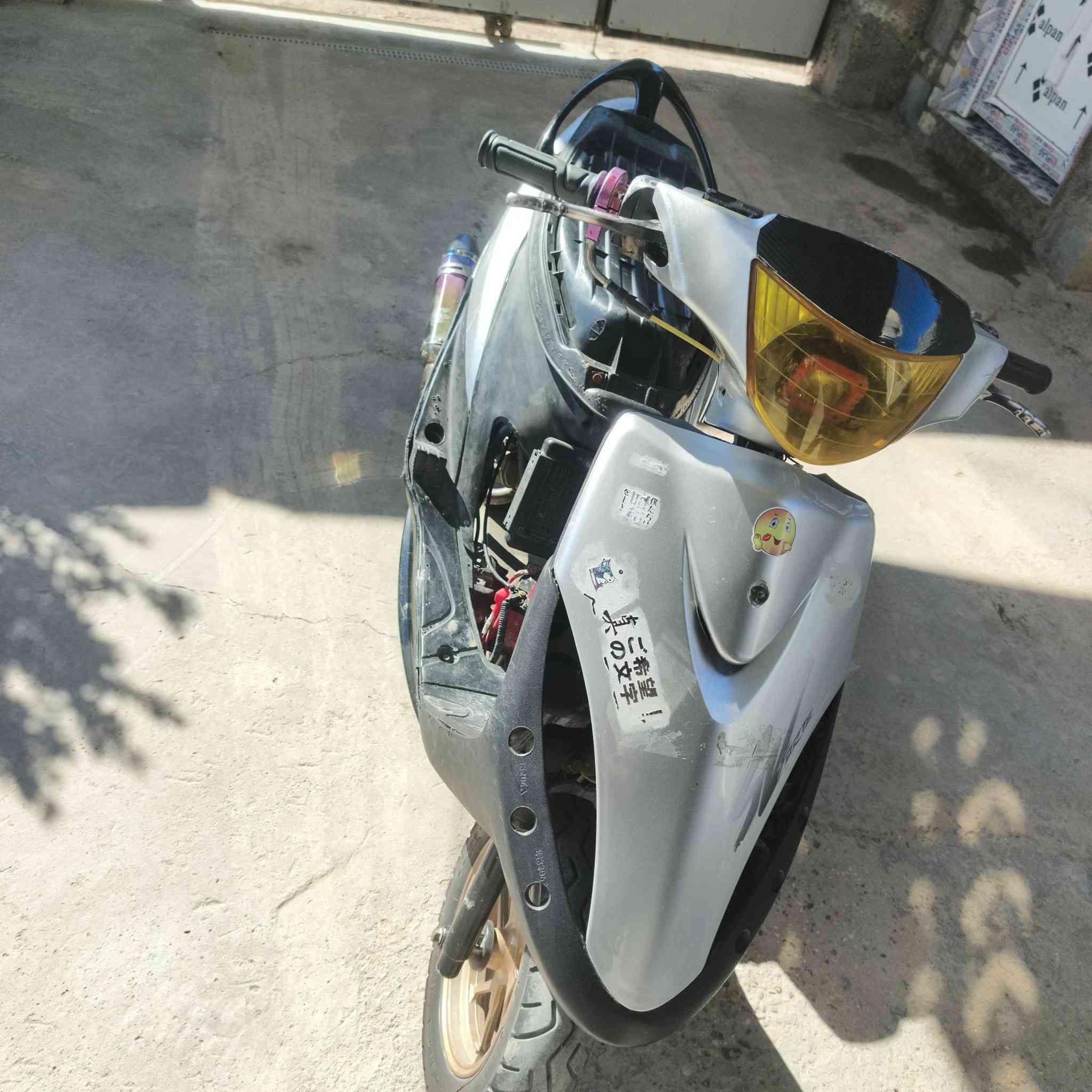 السلام عليكم عدلة مال مطارح مكينة سكنز كابريتر بوشة 63هاون بمعنىٰ الكلمة 
الدراجة عليها بوشة تي ام وكور بصمة سلف ترچية مال مكاين كبار قباقة كور اصلي كابريتر قفاز حجم 34اصلي كلج خلفي رياضي مامعروف كلج امامي رياضي مامعروف خرز كبار المروحة بلادي فقط بيها دبل خلفي رياضي عضمة سكليتر كرزي يدات بريك اصلي ويل امامي مفتر اصلي تايرات جلاتين الدراجة مضبطة وبيها غراض خير من ﷲ تجي تفحص شرط الدوس نقص الدراجة فقط صدر امامي وفچ وفلنجة مكاني حلة للأستفسار ‏‪***********‬‏ شباب فدوة الميعرف اسعار دراجات المطارح ليراسلني وتحياتي الكم اخوتي 💞.
