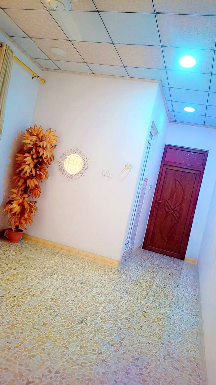 مكتب ابو شمال للعقار دار للبيع في مزارع الصديق خلف حي الصديق المدخل من السكر والصديق 

🔴 مساحة 120 متر واجه 6طابقين  بناء حديث 

🔴 ط1 غرفة نوم . هول . استقبال . مغاسل . كراج . 
مطبخ . مناور 
🔴 ط2 غرفتين نوم . هول . مغاسل . مخزن . بيتونة

🔴سند بستان طابو زهور بي كارت بلدية 

🔴خدمات ماء كهرباء اتجاه شروق شارع صبه 
                   السعر 95 مليون قابل للتفاوض 
***********
*********** موقع المكتب سايدين الصديق 
***********
