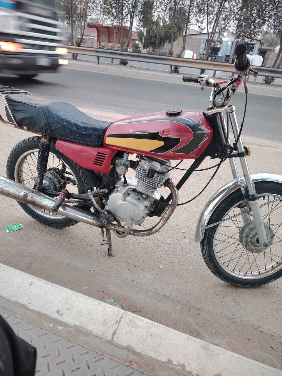 سلام عليكم دراجه نامه شلامچه دراجه ادوات مكفوله من السرقه فقط دراجه حلوه ونشطه مكاني  هارثه رقم الهاتف  *********** سعر 300  غير متواجد عل فيس
