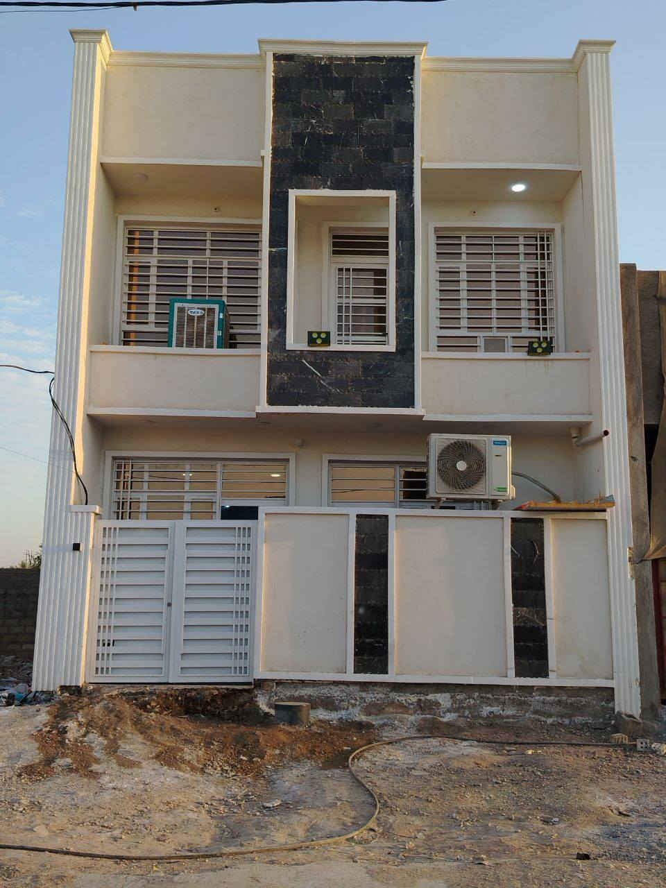 السلام عليكم

بيت ١٠٠ متر بلدوانم واجهة 7 نزال 14

صاير بشارع جامع الأخضر عبور السجه بنص الشارع مال جامع بفرع دلاليه الجوادين

بناء مالته كله نضيف كدامكم سنه 2025

الطابق الأرضي / استقبال مطبخ هول مفتوح علاستقبال تواليت خارجي وحمام مشترك داخلي ومنور وغرفه نوم

الطابق الثاني / غرفتين نوم وحمام مشترك وهول 

الطابق الثالث / سطح وبيتونه

السعر 135 وبي مجال

للاستفسار الاتصال على الرقم
*********** متوفر واتساب
