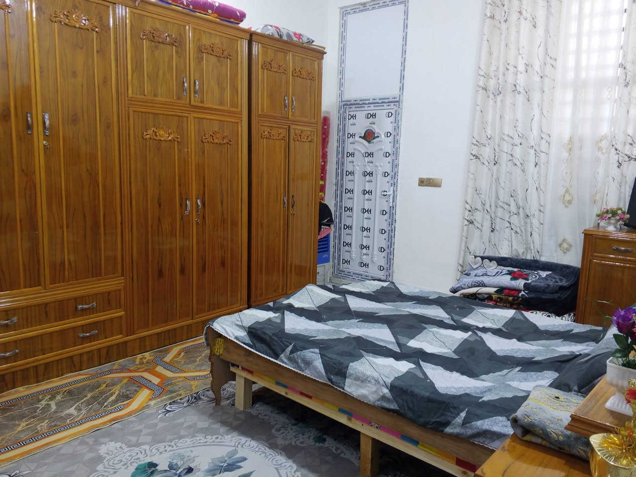 السلام عليكم للبيع بيت حي العدل مساحه 300 متر بناء حديث كافه الخدمات ماء كهرباء تبليط للاستفسار ***********
