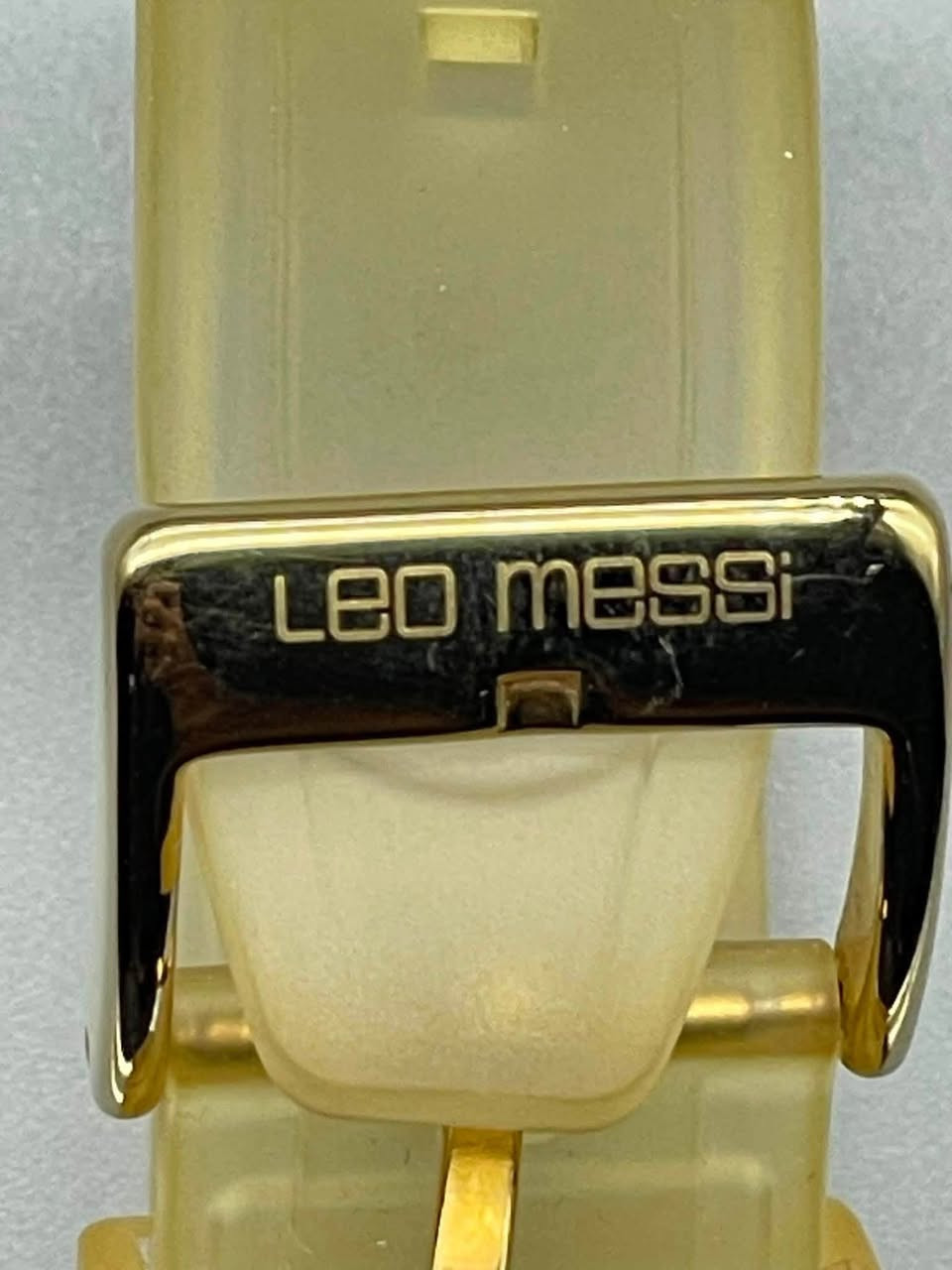 ساعه "Leo Messi by Mirage" اورجينال نضافة 100‎%‎
قطر الهيكل 42 ملم

سُمك الهيكل 12 ملم

مقاومة الماء تصل إلى 30 متراً.

 الحركة كوارتز الهيكل مصنوع من البلاستيك الشفاف المقوى المقاوم للصدمات والخدوش الخفيفة. الميناء بارزة باللون الرمادي أو الفضي الفاتح السوار مرن مصنوع من السيليكون أو المطاط باللون البيج أو الأصفر الشاحب
يتميز ظهر الساعة بصورة ليونيل ميسي وهو يرفع الحذاء الذهبي

———————————————-

يوجد توصيل 🚚 ( بغداد - محافظات العراق )

☎️رقم الهاتف : ***********

للحجز - دايركت
