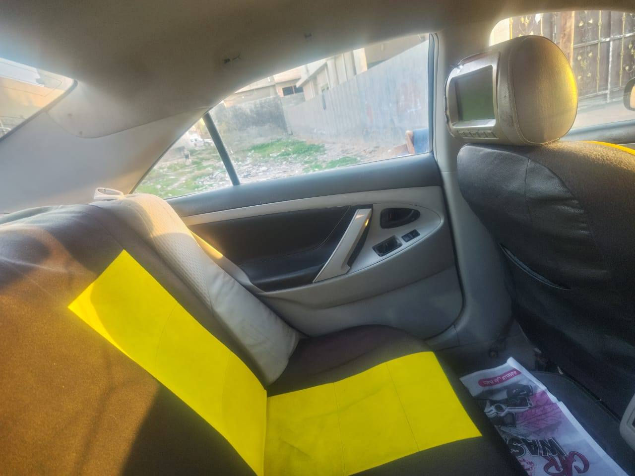 السلام عليكم 

كامري 2009 أجرة مشروع وطني
السيارة موجودة بغداد الشعب باسمي
شرط تحويل السيارة ما اسوي وكالة 
الداخل مال سيارة حلو كهربائيات شغالة
شاشة 9 انج و شاشتين ورا بالتجاوي 
سويتلها ادامة تخم بلكات أصلي تخم مجاول قاعدة فيوزات جديدة فلاتر بانزين گير مكينة بطارية جديدة 
مكينة و گير مكفولة
تايرات ياباني نص عمر الصدر نص عمر

نواقص 

دبة زراگة
درايم شفت يسرة بيه طگة
***********
السعر5,200$
 52ورقة بغداد, العراق
