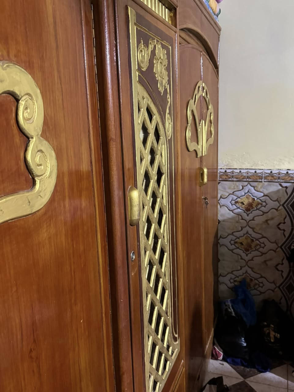 سلام عليكم 
غرفه نوم تسگام عراقي تتكون من خمس قطع 
كنتور 5باب جربايه +مسرح مرآة ميز تواليت (زاوية)  نضيفه جدا مابيه شخط انضف من الصورة السعر 750وبيه مجال 

المكان قضاء سومر 
***********
