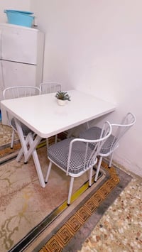 ميز طعام • جديد • استعمل أسبوع