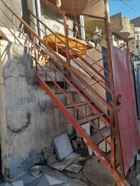 درج حديد • مع باب • نظيف