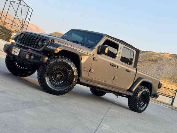 ‎جيب جلاديتور Robicon 2021
‎سيارة جديدة جداً ماشية 38 الف فقط 
‎  ‎المواصفات :
‎ا‎* نسخة موهافي .
‎ا‎* دفع رباعي 4x4 بنظام روك تراك .
‎ا‎* منظومة تعليق خاصة بالطرق الوعرة ارتفاع 2 أنج مع ممتصات للصدمات (دبلات) من نوع فوكس (FOX) .
‎غ‎* درع كامل اسفل وجوانب السيارة للحماية .
‎ا‎ ويل للطرق الوعرة اسود نصف لماع قياس 18 انج نسخة خاصة بالاصدار الأول .
‎ا‎* اطارات قياس 35 أنچ . 
‎  مقاعد بخطوط احمر .
‎* دشبول مع الستيرن مغلف بالجلد مع خطوط احمر نسخة خاصة بالاصدار
‎* تدفئة للمقاعد الأمامية . 
‎* مساحة تخزين اضافية تحت المقاعد الخلفية .
‎* محدد سرعة . 
‎* تلفون بلوتوث . 
‎* شاشه كبيرة مع نضام ملاحة نفكيشن GPS .
‎* سستم صوت الپاين مع 9 سماعات پريميوم .
‎* كاميرا خلفية مع امكانية التقريب (زوم) .
‎* حساسات خلفية .
‎*نظام (Auto Break System) مانع تصادم خلفي .
‎* مرايا متحسسة للاضاءة العالية .
‎* تشغيل عن بعد .
‎* دخول ذكي (بصمة) .
‎* لايت مع بلوجكتر زنون .
‎* بك لايت مع سكن لايت LED .
*‎سقف كشف .
‎* ابواب قابلة للازالة .
‎* زجاج امامي قابل للطي .
‎* غطاء للصندوق الخلفي قابل للطي .
‎* عزل كامل للصندوق والباب الخلفي مقاوم للخدوش .
‎* إضاءة داخل الصندوق الخلفي . 
‎* ماخذ للتيار الكهربائي 220 ڤولت .
‎* منظومة كاملة للقطر (السحب) . 
‎* نظام (Auto Start System) التشغيل والاطفاء 
الاوتوماتيكي للتوفير في صرف* 
*سياره كامل بي بي اف*
كتاب جام اسود*
‎ا‎المحرك : V6.  3.0 eco disel ***********. سعر ٣٦٥
