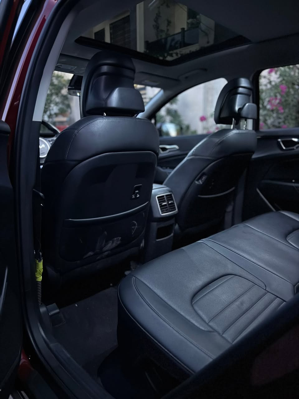 السلام عليكم
Kia sportage 2025 sx Prestige Hybrid large
مكينة ١٦٠٠ هايبرد 
ماشية  ٢٣ كيلو 
بانوراما
كشن امامي ثنينهن كهرباء + تدفئة + تبريد 
رادار امامي خلفي جانبي 
حساس امامي خلفي 
اوتو بارك 
اوتو هولد 
قيادة ذاتية + تحديد مسار 
شاشة كبيرة
كير ماوس
وبعد بيهة هواي موصفات اعلى من x line 
تبديل قبغ جنطة فقط اصلي بدوون ايرباك ولا دواخل 
رقم بغداد و مكانهة بغداد   
***********
