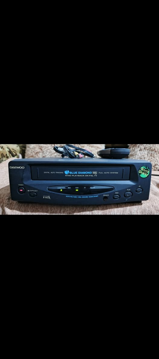 السلام عليكم .
اجهزة فيديو كاسيت عدد ٢ .ماركة سامسونج و دايو كوري ..اجهزة نظيفة وبلادية بلا اي تصليح شغالة ١٠٠ % .استيراد الكويت و ليس اوربي .
جهاز السامسونج من النوع الثقيل القديم نظافة ٨٥ % والدايو الاسود نظافة تقريبا ٩٥ % .
مع كل جهاز  ريموت وفيشة للعرض عالشاشة .
تصفية اوتوماتيكية للصورة .
عرض و تسجيل .
سعر الجهاز السامسونج ٤٠ الف نهائي .
سعر الجهاز الدايو ٥٠ الف نهائي .
للاستفسار او المراسلة موجود خاص او
*********** البصرة .موجود توصيل شركة..
