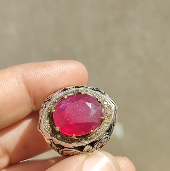 الياقوت الافريقي الاحمر للبيع ***********
