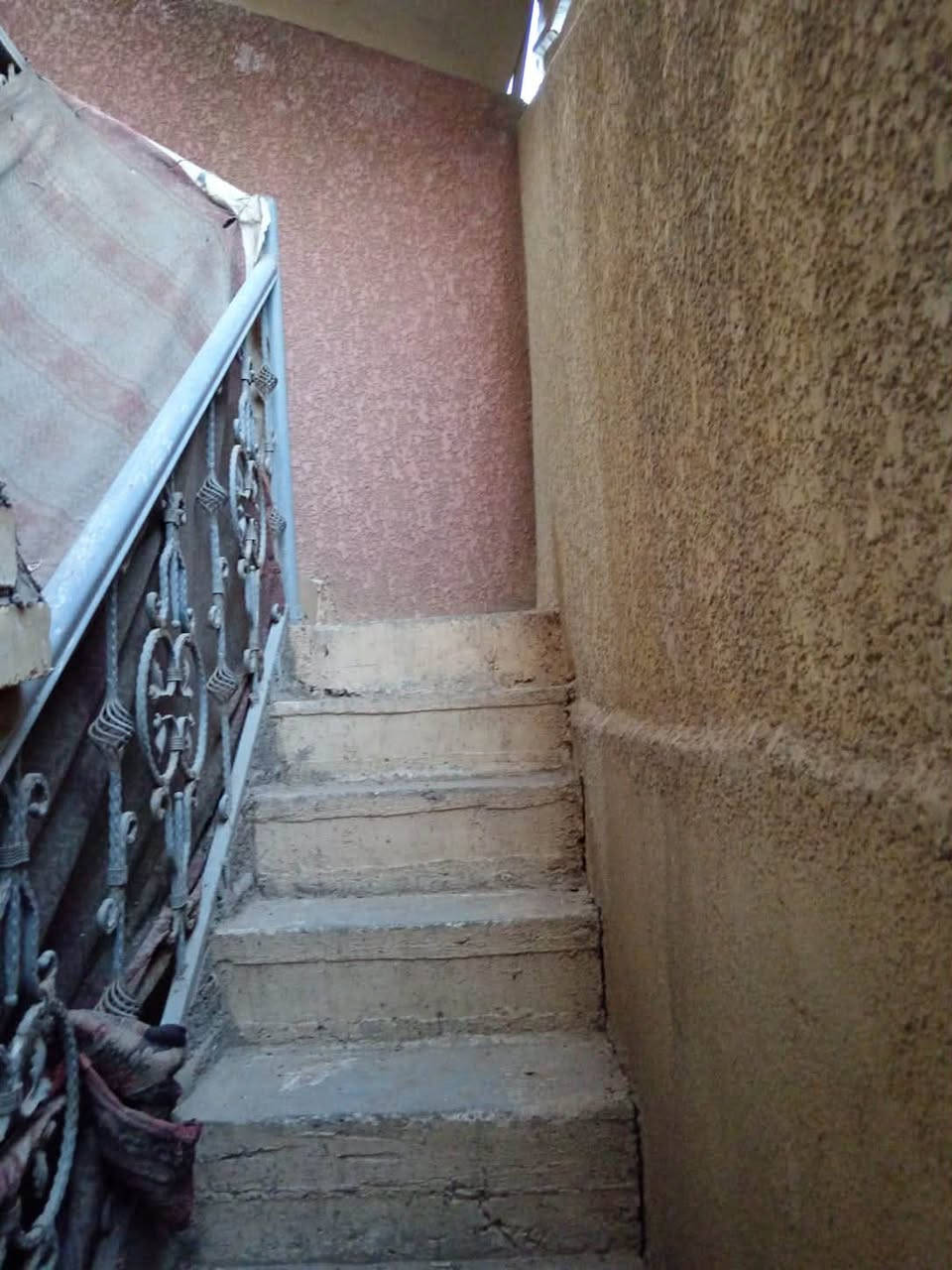 تتوفر شقة للإيجار في حي الجامعة، قرب كلية طب الأسنان. ***********
مواصفات الشقة:

* الطابق الثاني
* غرفة
* مطبخ
* حمام (صحيات)
* طارمة
* مؤثثة بالكامل
* تتوفر كهرباء وطنية ومولد

📍 الموقع: حي الجامعة – قرب كلية طب الأسنان.
