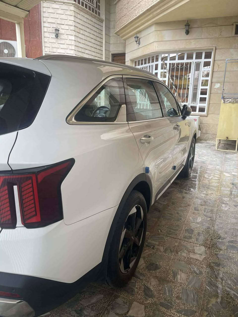 اللهم صلي على محمد وال محمد 
🚙 كيا سورينتو 2024 فئه الAWD (X-Line)

لون مميز وراس سوك  الابيض 🔥 مع ممشى قليل جداً، سيارة شبه جديدة بحالة ممتازة

⸻

⚙️ المحرك والأداء:
 • محرك 4 سلندر تيربو 2.5 لتر
 • قوة 281 حصان 💪
 • قير 8 سرعات دبل كلتش
 • دفع رباعي AWD (X-Line)
 • أداء قوي وثبات عالي

⸻

📊 تفاصيل السيارة:
 • الممشى: 16000
 • اللون: ابيض مميز
 • وارد خليجي

⸻

✨ المواصفات الخارجية:
 • تصميم حديث رياضي (X-Line)
 • إنارة LED أمامية وخلفية
 • جنوط 20 إنش
 • رف سقف + تجهيزات للرحلات
 • باب خلفي كهربائي

⸻

🛋 المواصفات الداخلية:
 • 3 صفوف (عائلية)
 • شاشة بانورامية مزدوجة 12.3 إنش
 • مقاعد جلد فخمة
 • تبريد وتسخين للمقاعد
 • فتحة سقف بانوراما
 • إضاءة داخلية محيطية

⸻

📱 التقنية:
 • Apple CarPlay & Android Auto
 • شاحن لاسلكي
 • تشغيل بصمة + دخول ذكي

⸻

🛡 أنظمة الأمان:
 • رادار أمامي
 • المحافظة على المسار
 • كاميرا 360 درجة
 • مراقبة النقطة العمياء
 • مثبت سرعة ذكي

⸻

🔥 الخلاصة:
سيارة شبه جديدة – ممشى قليل – فئة مميزة
مناسبة للعائلة والرحلات مع قوة وأداء عالي
للاستفسار اكثر 
*********** Singapore
