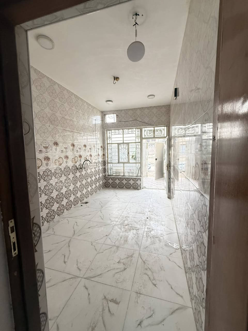 بيت للبيع طابو زراعي سند ٢٥مسجل بلديه بي صوره جويه بل بلديه المساحه ١٠٠متر اساس كونكريت بناء طابوك جيري سكف شيلمان البيت على الشارع الرئيسي وبي فظله ١٤٠ متر يحتوي على غرفه وصاله ومطبخ وحمام ستقبال وحمامات خارجيه *********** مكتب ولايت علي
