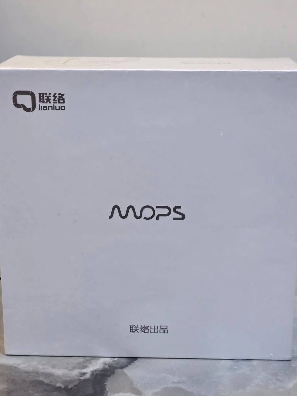 السلام عليكم

المنتج هو جهاز تنقية هواء من ماركة MOPS.
نوع الجهاز: منقي هواء منزلي ذكي.
المميزات: تصميم عصري وأنيق يتناسب مع الديكورات الحديثة.
الوظيفة: يعمل على تنقية الهواء من الغبار والروائح والملوثات.

الجهاز واستخداماته:
التنقية والتعقيم: يعمل الجهاز على تنقية الهواء وتحسين جودته، وهو مفيد للأشخاص الذين يعانون من الربو أو الحساسية لأنه يساعد في تقليل مسببات الحساسية.
تصميم محمول: يتميز بحجمه الصغير وإمكانية شحنه، مما يجعله مثالياً للاستخدام الشخصي فوق المكاتب، في غرف النوم، أو حتى أثناء التنقل.
التحكم الذكي: تذكر بعض المصادر أن أجهزة هذه الفئة تدعم التحكم الذكي لتسهيل الاستخدام.

اعلى سعر ابيع 
متوفر توصيل 

الحجز ع الخاص


**إذا كنت صاحب هذا الإعلان وتريد حذفه لأي سبب، رجاءا أرسل رسالة إلى الدعم الفني**