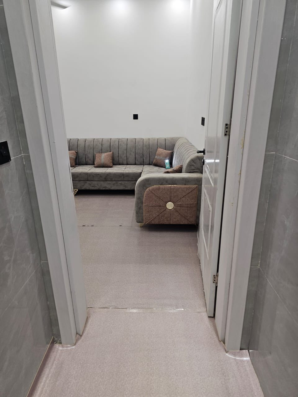 🏠 بيت للبيع – فرصة مستعجلة
بيت مساحته 60 متر، بناء مرتب
📄 سند طابو (إقرار محكمة) باسم المشتري
🛋️ البيت مؤثث بالكامل

📍 العنوان: كربلاء – عكد بليل
قريب كلش على الإمام

💰 السعر: 137 مليون
✨ بيه مجال بسيط
⚡ بيع مستعجل

📞 للاستفسار: ***********
