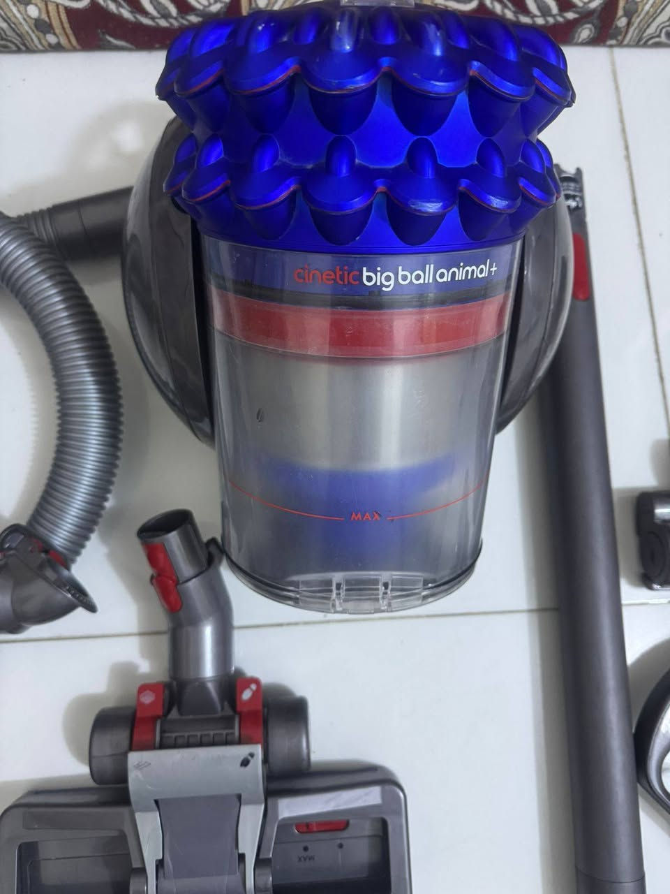 هو مكنسة Dyson Cinetic Big Ball Animal+. تتميز هذه المكنسة بتقنية "Cinetic" التي تفصل الغبار بكفاءة عالية بحيث لا تحتاج إلى غسل أو استبدال الفلاتر.فيما يلي إرشادات الصيانة والتنظيف الأساسية لهذا الموديل:تفريغ وتنظيف حاوية الغبار (Bin)التفريغ الدوري: قم بتفريغ الحاوية بمجرد وصول الغبار إلى علامة MAX للحفاظ على قوة الشفط.طريقة الفتح: اضغط على الزر الأحمر الموجود أعلى مقبض الحمل لتحرير وحدة الإعصار والحاوية. لتفريغ الأوساخ، اضغط بقوة على نفس الزر الأحمر لأسفل؛ ستنزلق الحاوية لفتح القاعدة.غسل الحاوية الشفافة: يمكنك فصل الحاوية الشفافة تماماً عن وحدة الإعصار وغسلها بالماء البارد فقط.تحذير: لا تستخدم المنظفات أو الملمعات، ولا تضعها في غسالة الأطباق.تجفيف تام: يجب أن تجف الحاوية تماماً لمدة 24 ساعة على الأقل قبل إعادة تركيبها.تنظيف وحدة الإعصار (Cyclone)ممنوع استخدام الماء: لا تغمر وحدة الإعصار (الجزء العلوي الأزرق) في الماء ولا تسكب الماء داخلها أبداً.التنظيف الجاف: استخدم قطعة قماش جافة أو فرشاة صغيرة لتنظيف "الغطاء" (shroud) وإزالة النسل والأتربة العالقة.نصائح لاستكشاف الأخطاء وإصلاحهافقدان الشفط: إذا ضعفت قوة الشفط، تحقق من وجود انسدادات في الخرطوم، الأنبوب (Wand)، أو رأس التنظيف.توقف الفرشاة: إذا توقفت الفرشاة الدوارة، تأكد من عدم وجود شعر أو خيوط متشابكة تعيق حركتها وقم بقصها بعناية.الروائح الكريهة: غالباً ما تنتج عن دخول رطوبة إلى وحدة الإعصار (مثلاً عند شفط شعر حيوانات مبلل). ينصح بتنظيف الحاوية وتركها تجف مستخدم مستخدم البوري بي فطر صغير


**إذا كنت صاحب هذا الإعلان وتريد حذفه لأي سبب، رجاءا أرسل رسالة إلى الدعم الفني**