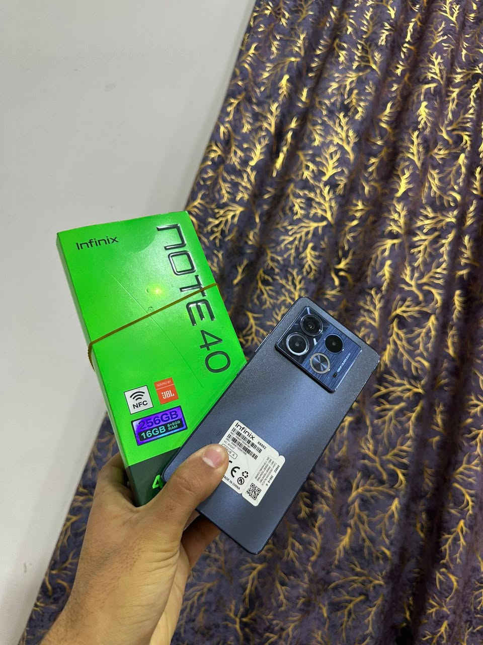 سلام عليكم نوت اربعين العادي 5G نضيف بي فقط كم شخط ذاكره 256 كلشي ما مبدل بي تجي تفحص وتاخذ ما عجبك عوفه مكاني بغداد الشعله هاذ رقمي بي واتساب اي استفسار هناك *********** و سعره 170 وبي مجال
