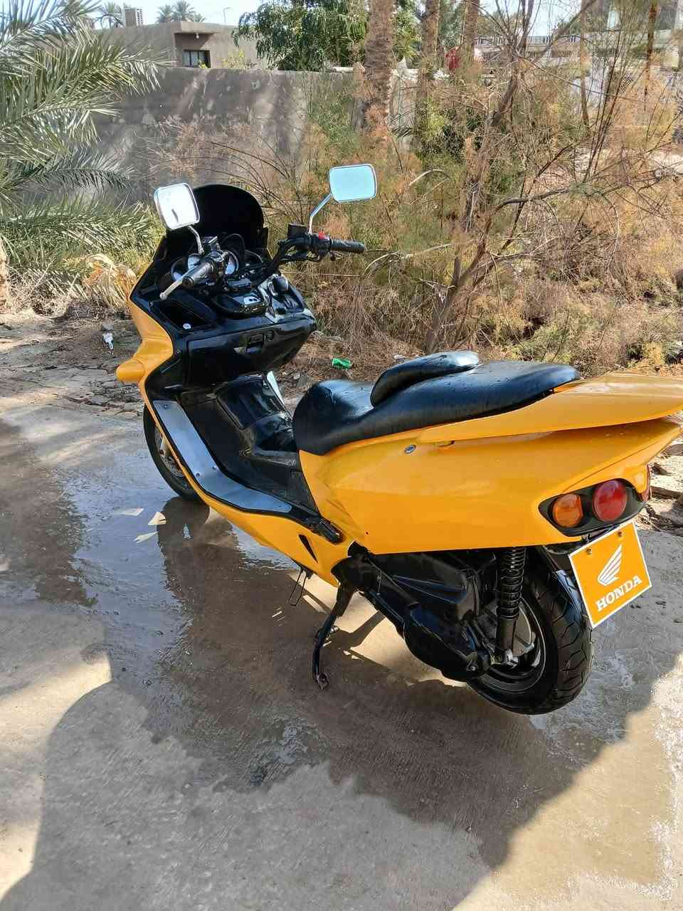 سلام عليكم فورزا 06 للبيع دراجة شغالة فقط بيه خربطة بالكابريتر سعر 450 او بيه مجال. 
اتصال ***********
