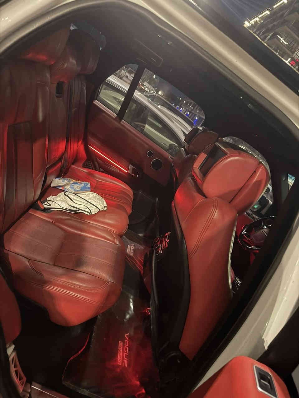 السلام عليكم رانج فوك ٢٠١٥ فوووووول مواصفات للاخير السيارة كفالة بيهه بس الباب بي صبغ اثر شخط بدون معجون السيارة قبل شهر دخلت. للعراق  ٨سلندر سوبر جارج كير ومكينة كفالة  بوب شفط داخل. جلد احمر  بانوراما  سماعات ميرديان   بيهه مواصفات لو اكتب. جريدة متخلص  عارضهه ب ١٨٠ وبيهه مجال. حك الجية مكان السيارة بغداد  ***********
