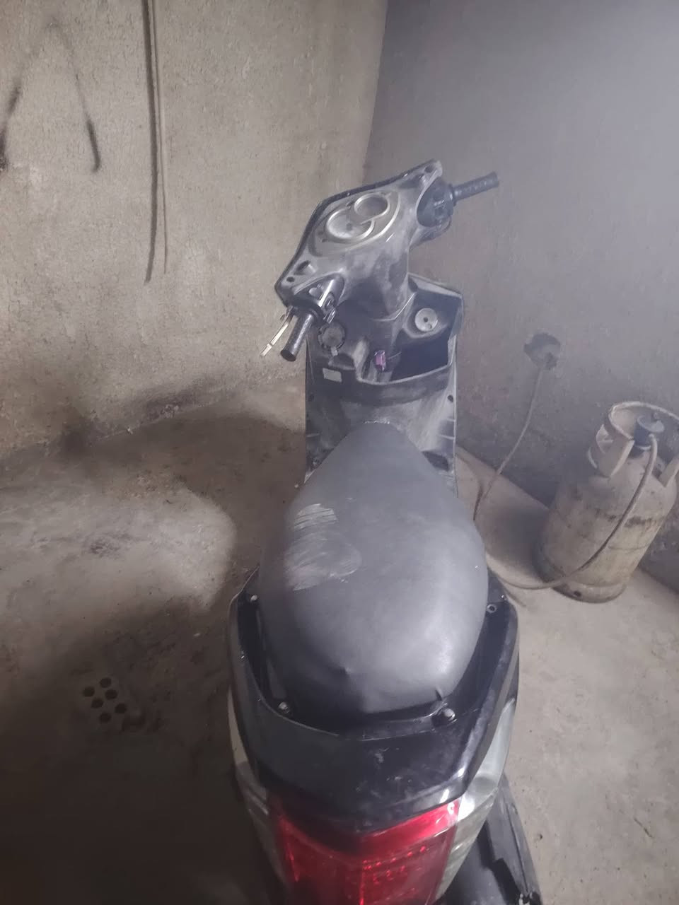 السلام عليكم للبيع سكنس فحل نوزل شغاله نكره سلف كهربائيات كوله شغاله شلعه ومعدل فول عاطل كفراته كوله مختمه محرك بلادي ناعمه السعر 650 وبيه مجال بسيط مكاني بل اعظميه نهايه شارع عمر ***********
