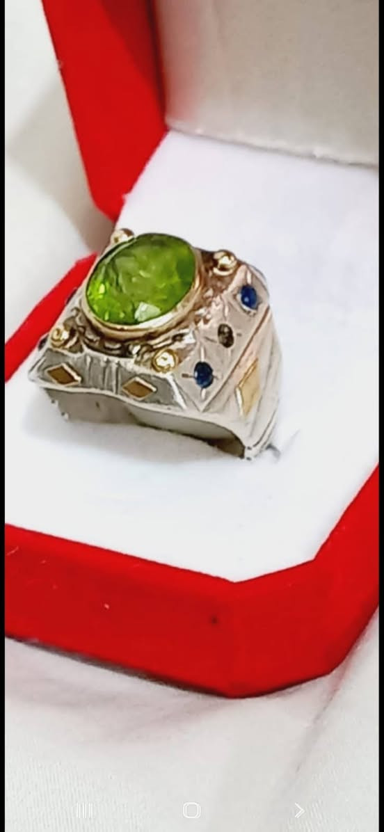 خاتم من الفضة مرصع بالذهب الخالص عيار 21 على الداير للحجر وعلى الاطراف وعلى كافة الجوانب ايضا مع احجار الزفير على جوانبه ومرصع بحجر الزبرجد الطبيعي 7 قيراط ،،،،
***********          واتساب
