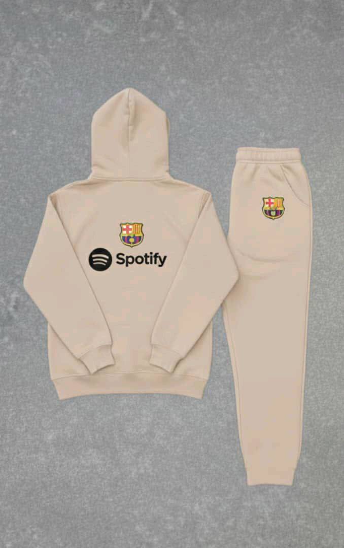معروض للبيع: تراكات رياضية بماركة نادي برشلونة. تتوفر أطقم بثلاثة ألوان: أخضر زيتوني، بيج، وأزرق داكن. مثالية لعشاق النادي، الخامة جودة عالية ومريحة جداً للاستخدام اليومي أو أثناء التمارين. متوفرة بمقاسات متنوعة تناسب جميع الأذواق. لمزيد من التفاصيل أو الطلب، لا تتردد بالتواصل معي.