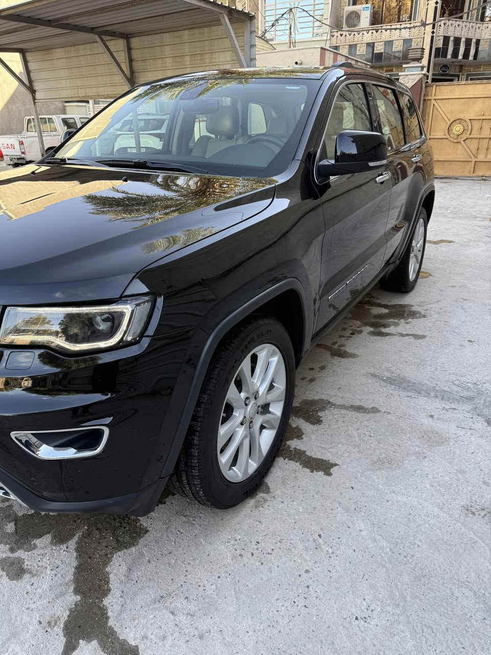 السلام عليكم جيب موديل 2017 خليجي وكالة مكفولة من الصبغ والتبديل باسمي لمتد فول مواصفات عدى الجكات والرادار ومعروفه مواصفات اللمتد من فور ويل وجنطة كهرباء وكراسي خزن وكهرباء ودمام وحساس امامي وخلفي وزراك لايت وبنوراما وشاشة كبيرة وماوس وضعيات قيادة واستيرن كهرباء وشفتات واوتو ستوب وتشغيل عن بعد وكشنات تدفئة وتبريد الى اخره من المواصفات ماشية حقيقي 66 الف كيلو وليس ميل بيهة فقط بارد اربع اصابع بذيل الباب الايمن الخلفي وممبين نهائيا المكان السيديه حي الاعلام السعر 26 الف دولار وبيهة مجال ***********  ابو يوسف
