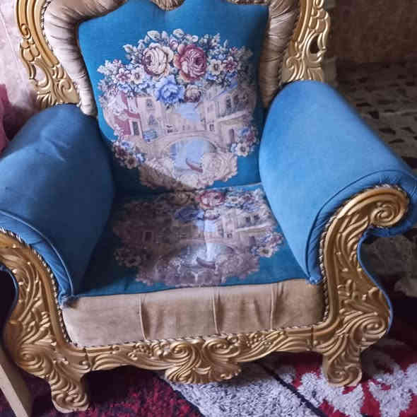 السلام عليكم تخم مستعمل للبيع نضيف بس بي وحده مكسور وأسعر مناسب خمس مقاعد السعر 300مكان زعفرانيه شارعين الرقم ***********بي واتس
