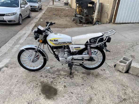 سلام عليكم للبيع سيفان 5 كير كفاله عامه اي نقص مابيه بصمه تشغيل عن بعد الدراجه اخت الزيرو ماشيه 500 فقط قبل 10 ايام طالعه من المعرض 
الموديل 2025 
السعر 850 وبيه مجال 
مكاني بغداد الشعب 
***********
