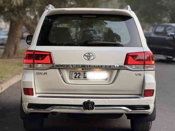 السلام عليكم 
لاندكروز 2017 فطيم اصل فول 1/1 السياره جديده لوك 
مكفوله كفاله عامه ماشيه 82 الف 
عدتهه سبيرهه غراضهه كلهن مامستخدمات 
فتحه سلايت 
زراك لايت لايت زنون 
5 كامرات 
كشنات جلد اصلي كريمي 
دبل كشن كهرباء كشن السائق 3 دكم
8 ايرباك 
طفايه 
تشغيل عن بعد 
شاشه كبيره 
دبل ماوس 
فول تحكم
7 راكب 
3 قطع تبريد 
محرك 6 سلندر 4000
فورويل دفع رباعي 
حساس اصلي 
ويل 18 تخم تاير جديد وسبير منازل.
رقم اربيل بسمي تحويل وكاله جاهز 
السياره بشرط محرك كير صدر كلهه بعدهه عل وضع الشركه 
مكان السياره بغداد 
رقمي ***********
