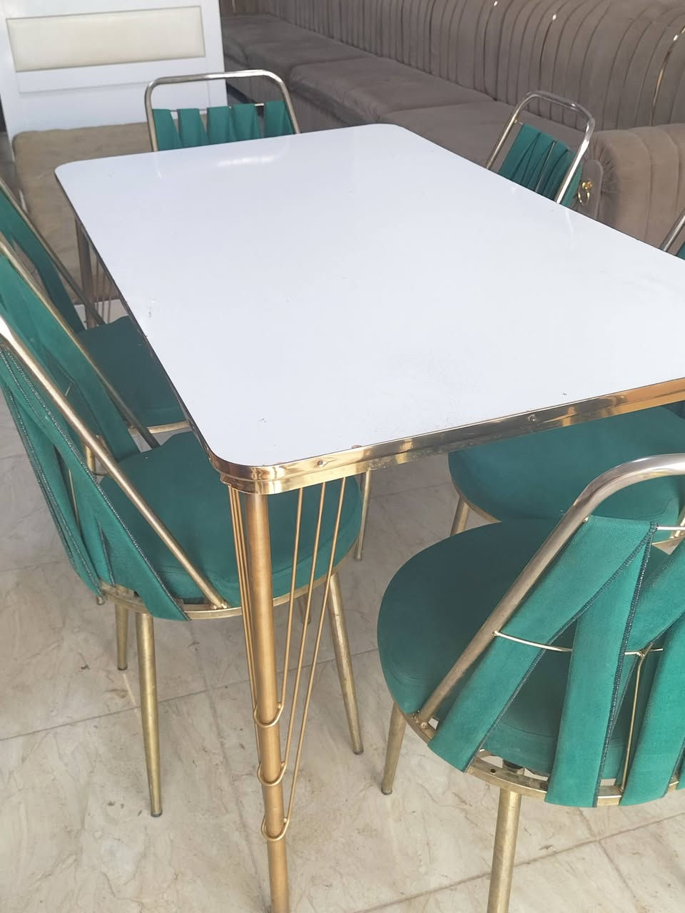 السلام عليكم ميز طعام مع 6كراسي  نضيف لوك مابي اي عيب لا كسر لا لحيم نضيف حيل للبيع سعر 80 وبي مجال مكاني كركوك كوباني اتصال على الرقم ( *********** ) #معرض الياقوت للأثاث والمواد المنزلية
