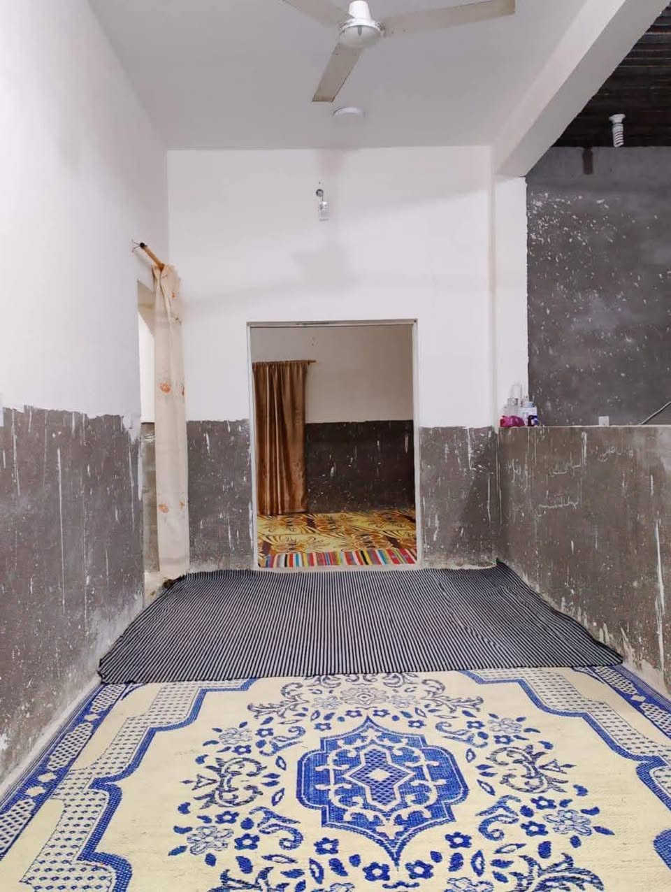 #اللهم صل على محمد وآل محمد 
#للبيع للبيع 
 #دار مع ارض زراعية ( سند 25 ) #(مداور أسهم  حصة البائع كاملة تداور )
#المساحة الكلية للارض 2500 متر
#واجهة الارض 50 متر والنزال 50
#مساحة الدار 300 متر مسلح
#منطقة البو حجر 
#بناء سنة 2021-2022 والبناء متعوب عليه(اساس حجر ورباط والسقف مسلح)
#طابق واحد مسلح 
#يحتوي على 
غرف عدد 3 إكبار وصالة كبيرة وبراني كبيرة ومطبخ حار وبارد ودرج لف ومناور 3 
#يوجد نقص بالدار السيراميك والأرضية والتشاريف 
لمعرفة السعر لطفا اعمل متابعة لمكتبنا
الفخامة للعقارات في السماوة 
ثم اكتب كلمة (ياالله) وسيتم الرد من قبلنا فوراً وبخدمتكم
#مكتب_الفخامة_للعقارات
للاستفسار اكثر مراسلتنا ع الخاص او الاتصال على الارقام التالية
***********
***********
***********
ويوجد واتساب ع نفس الرقم أو زيارة مكتبنا الواقع في منطقة الحكم مجاور مكتب العصائب القديم جهة حي العمال قبل معمل ماء الارو نهر الأمل
🌷‏نحن هنـا لأجلكـم وفي جميع الأوقـات.. هدفنـا خدمتكـم ودائمـاً نسعي لنتميز ونـكون تحت شعـار ‎#عطاء_بلا_حدود🌹
